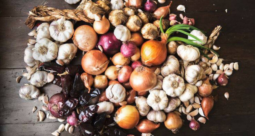 Как сохранить лук и чеснок до весны: проверенные лайфхаки для квартиры и погреба
