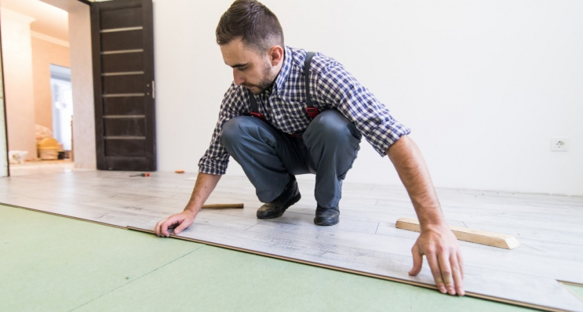 Надоели ламинат и линолеум? Опытный мастер назвал идеальную альтернативу — красиво, практично и надолго