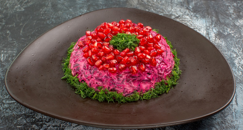 Классическая "Шуба" — уже банальщина: готовим салат "Королевская шуба" на Новый год — Огненная Лошадка точно одобрит