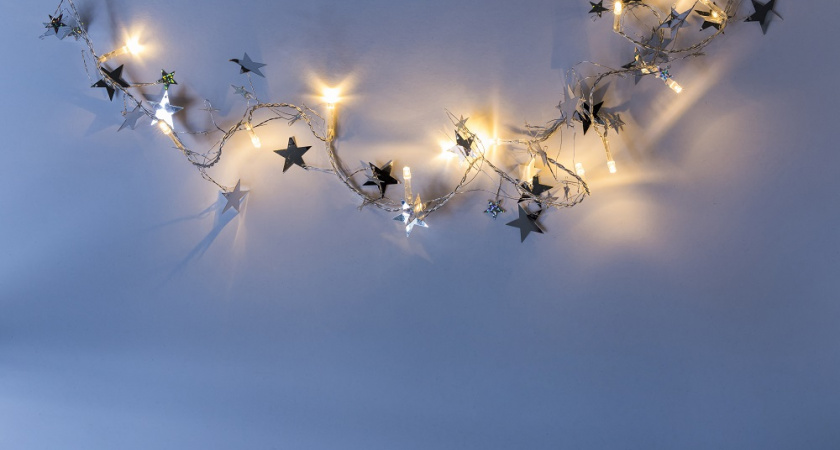 Без скотчей, дыр в стене: закрепить гирлянду на стене поможет простой предмет — не оставит никаких следов