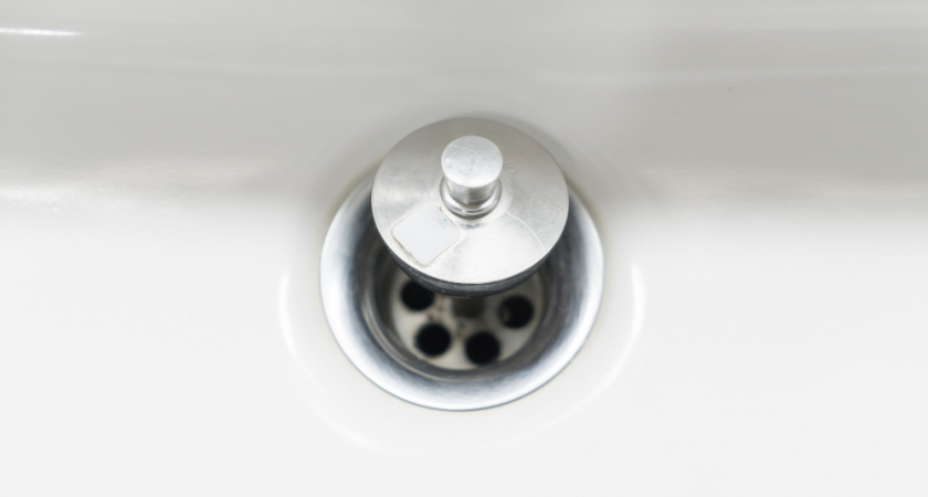 Как за 30 секунд почистить слив в ванной. Мне помогла обычная трубочка — показываю, как это работает