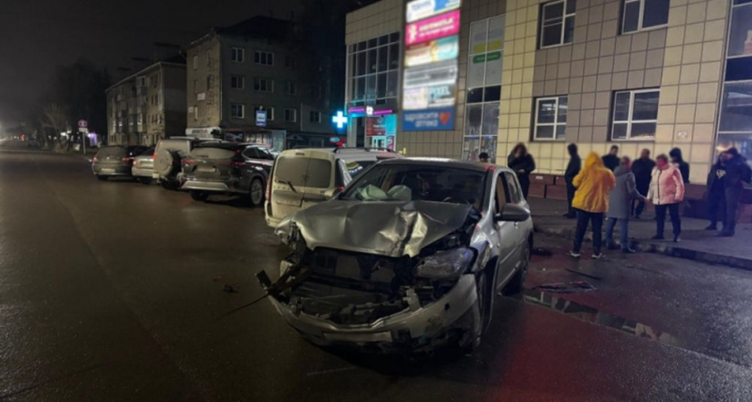 Муромлянин за рулем авто снес дорожный знак и две припаркованные машины