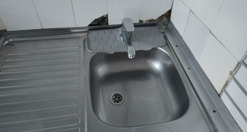 Эти 3 способа пробьют засор лучше любого средства: залили в слив — и прочистили трубы «до скрипа»