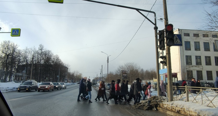 Нужно ли водителю ждать, пока пешеход перейдёт по "зебре" до конца: окончательный ответ Верховного суда