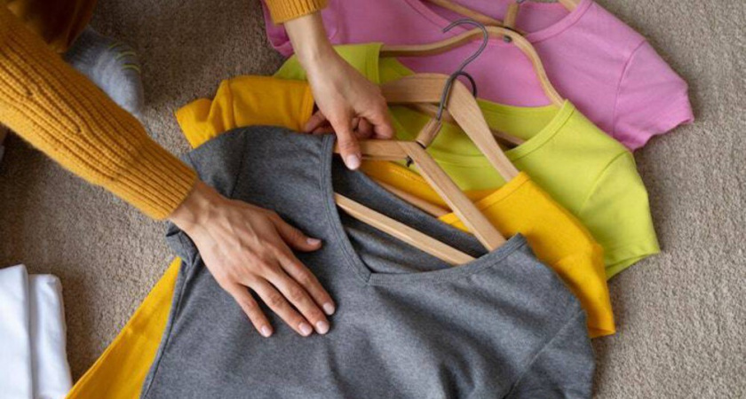 Постирала вещи, а они пахнут сыростью: 9 причин и как это исправить