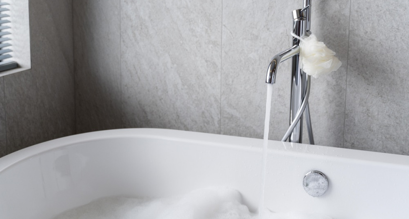 Даже старая сантехника начнёт сверкать с особой силой: чистка ванны от известкового налёта