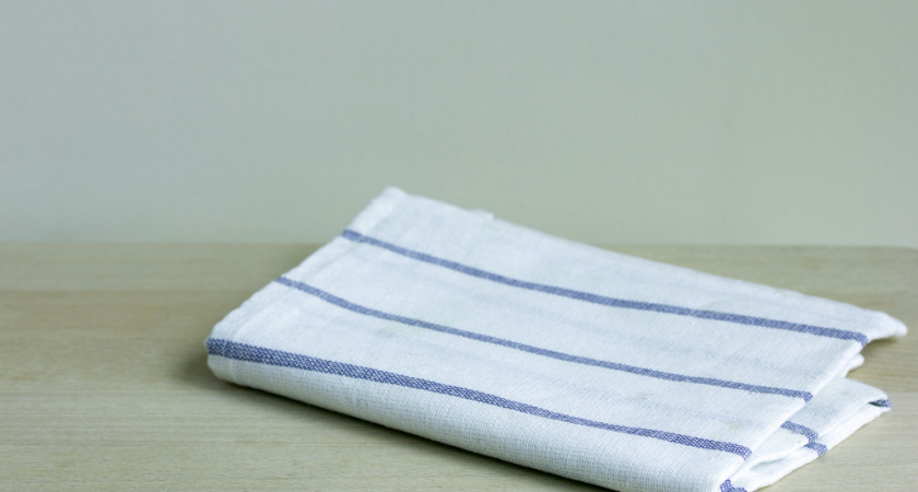 Кухонные полотенца стали жесткими и плохо пахнут: вот как вернуть им мягкость и свежесть подручными средствами