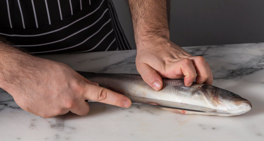 Одна ошибка при разморозке рыбы, которая может испортить весь продукт — запомните раз и навсегда