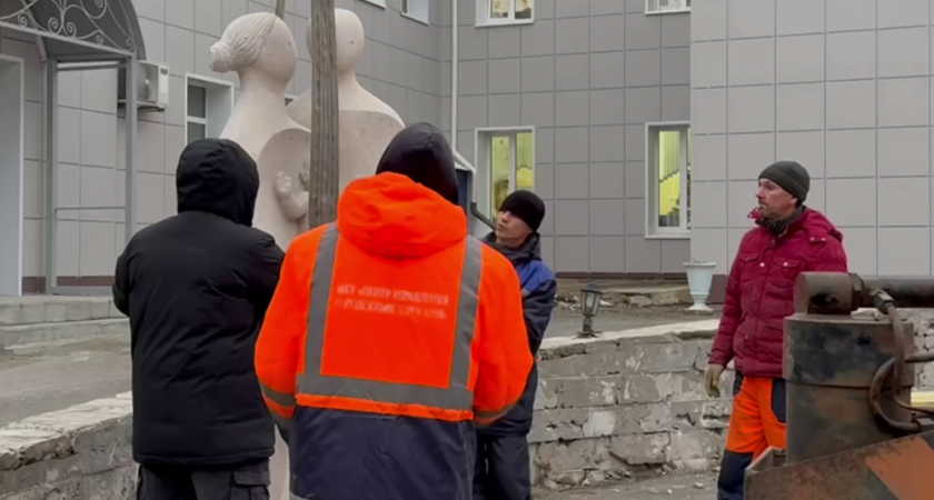 Четвертую белокаменную скульптуру поставили у владимирского роддома №2