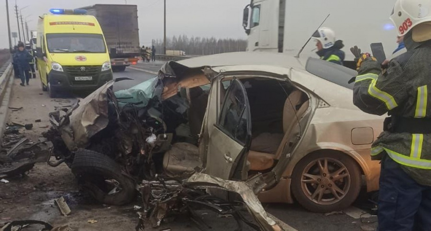 Владимирские спасатели извлекли мать и грудничка из смятой после аварии машины