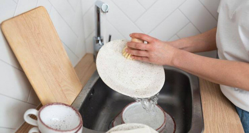 Сама делаю средство для мытья посуды с густой пеной: дешево, быстро и отмывает все