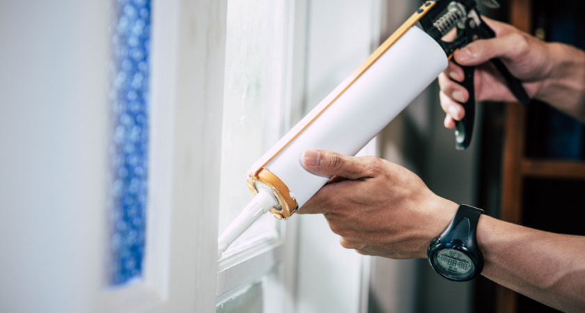 Чем лучше зашпаклевать монтажную пену, чтобы не осыпалась: мой рабочий способ