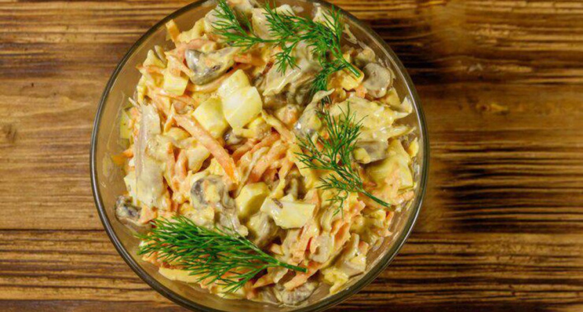 Готовлю этот сытный салат с грибами за 5 минут: идеально, когда нет времени стоять у плиты