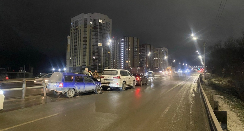 В массовом ДТП под Владимиром пострадал водитель автомобиля «Иж»