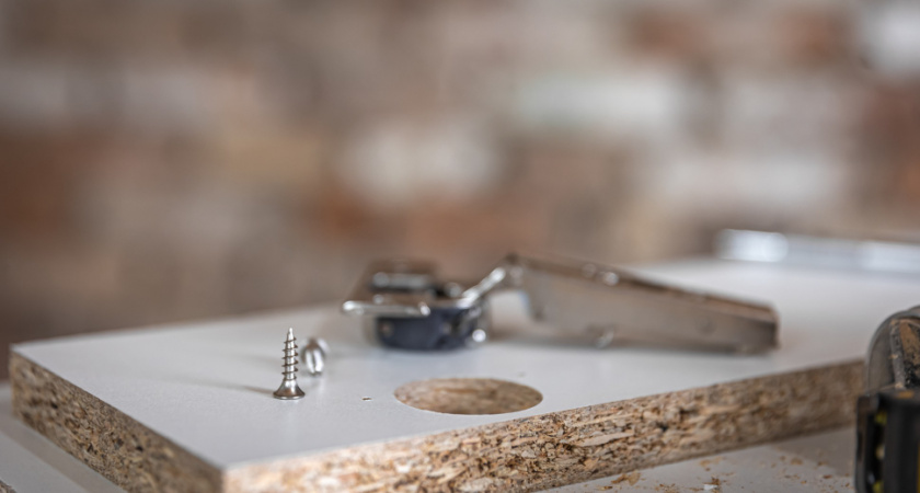 Как восстановить крепление, если саморез прокручивается в ДСП: простой способ