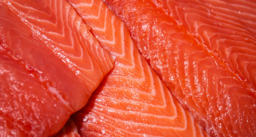 Свежий лосось на Новый год: что нужно проверить у прилавка, кроме цвета рыбы
