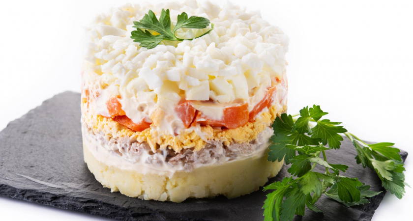 Рецепт салата «Принцесса» для новогоднего стола: 6 простых слоев из доступных ингредиентов