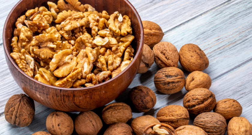 Как я использую стеклянную бутылку для чистки грецких орехов: способ, позволяющий сохранить ядро целым