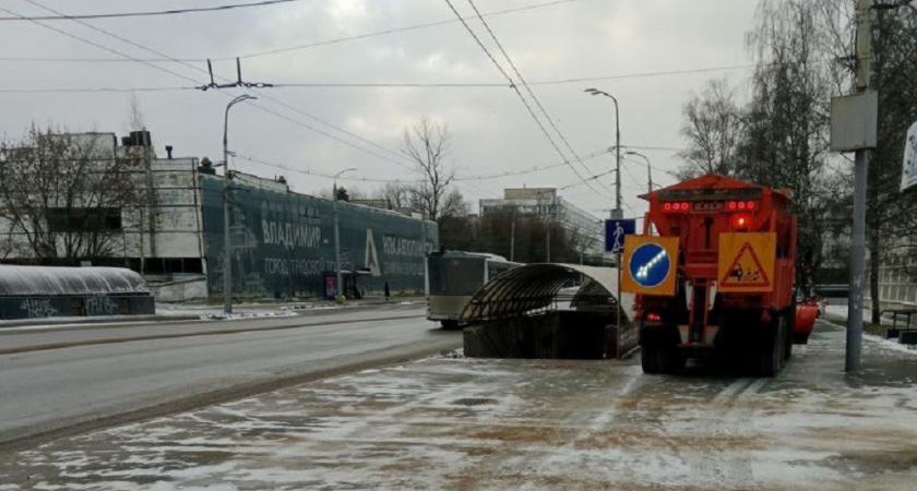 Улицы центра Владимира обрабатывают специальным составом против гололёда