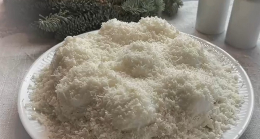 Салат "Снежные сугробы": самый уютный и сытный рецепт для Нового года-2026 - гости будут без ума