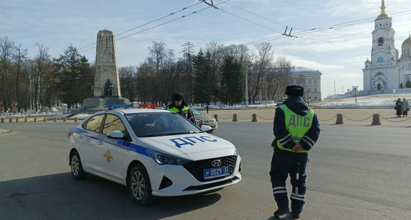 Инспектор ДПС требует дать ему ваш телефон на осмотр: что нужно делать водителю - запомните эти правила