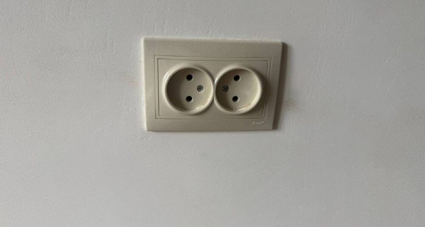 Три простых лайфхака, чтобы закрепить выпавшую розетку за 5 минут