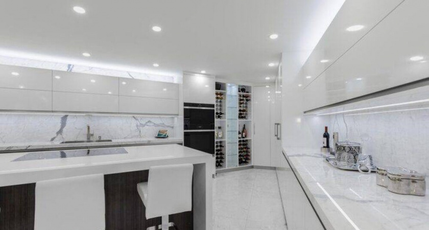 Чем отмыть грязный натяжной потолок на кухне: мой проверенный способ