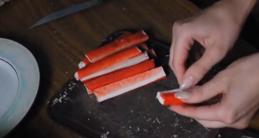 Как отличить хорошие крабовые палочки от подделки: нужно найти всего 1 слово на упаковке