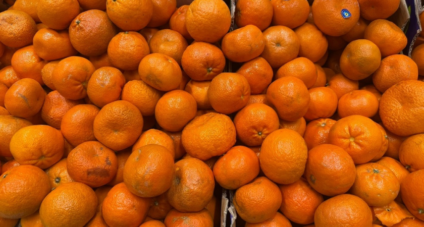 Вся правда о мандаринах: как новогодний фрукт влияет на вашу кожу? Отвечают врачи