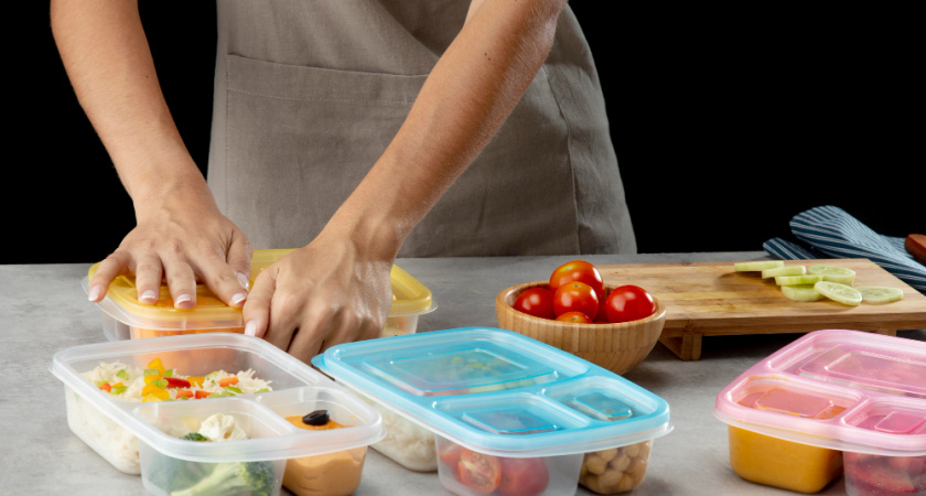 Врачи предупреждают: 5 типов продуктов, которые опасно хранить в пластиковых контейнерах