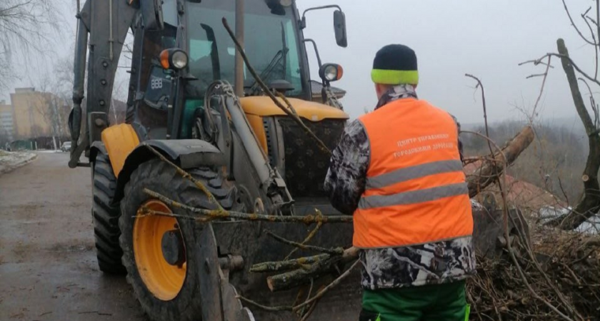 В микрорайоне Энергетик вывозят хлам после сноса незаконных сараев