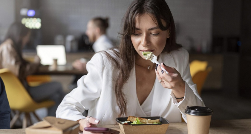 Бюджетные аналоги дорогим суперфудам: как питаться полезно без переплат за маркетинг