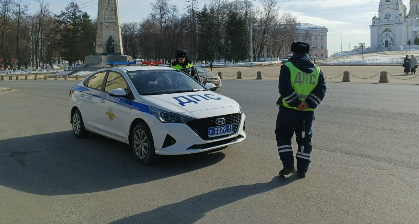 Инспекторы ДПС могут вас оштрафовать на 15 тысяч рублей всего за 2 буквы "АТ" в правах: названа причина