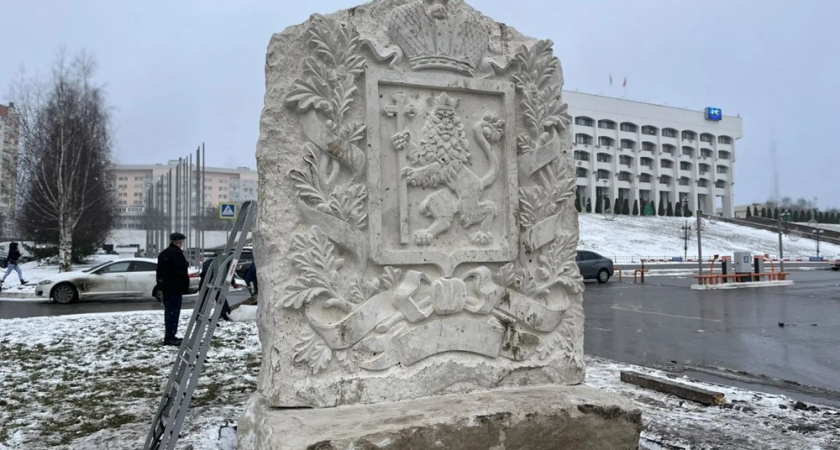 Возле областного правительства во Владимире установили белокаменный герб региона