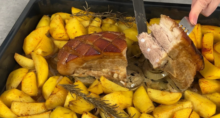 Мясо нежнее масла: проверенный рецепт грудинки "крест-накрест" на луковой подушке - идеально на Новый год