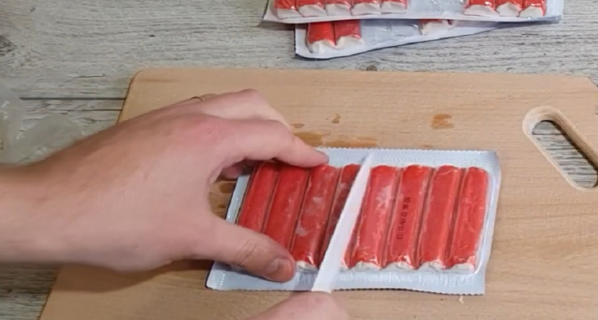 В магазине всегда смотрю на эти три цифры: простые правила, как не ошибиться при покупке крабовых палочек