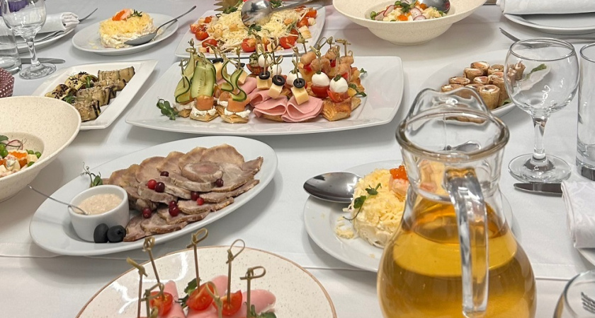 Как быстро собрать новогодний стол: 3 простых рецепта, которые выручают каждый год - салат, горячее и закуска