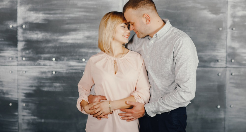 Почему зрелые мужчины выбирают молодых жен: 4 реальные причины