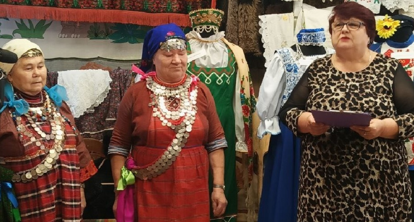 Музейная комната в Елецком Доме культуры пополнилась костюмами разных народов