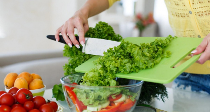 «Шуба» рядом не стояла: слоёный салат с красной рыбой «Праздник» для новогоднего стола