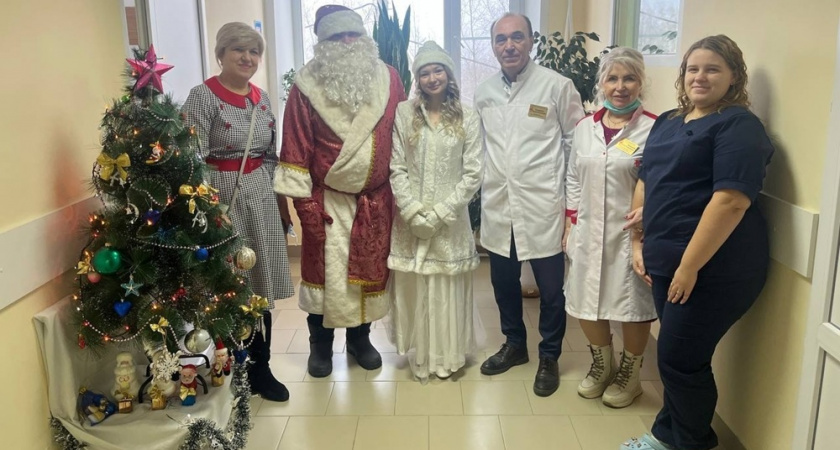 Дед Мороз и Снегурочка устроили праздник для детей в Гороховецкой больнице