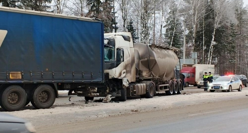 На трассе М-7 у Коврова из-за столкновения 10 машин парализовано движение