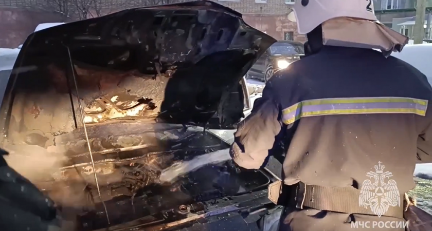 Во Владимире на улице Полины Осипенко потушили загоревшуюся "пятнадцатую"