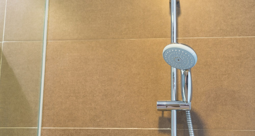 Не сода и не уксус: лейку душа можно очистить за пару минут — понадобится зубочистка