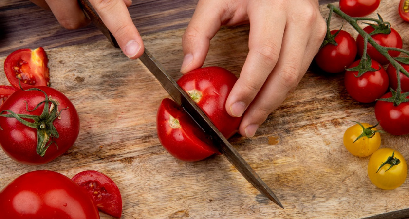 Проще некуда: эффектная закуска на новогодний стол из помидоров и тунца за несколько минут