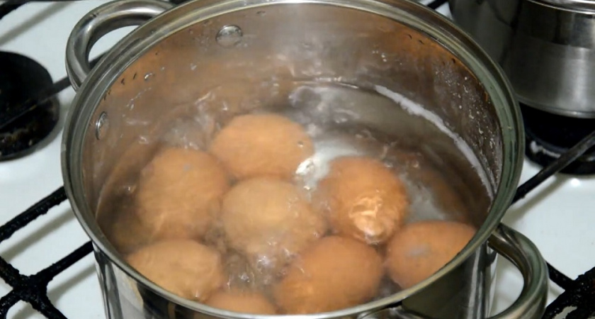 Врач раскрыла частую ошибку россиян при варке яиц для новогодних салатов: как делать правильно?