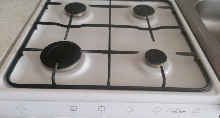 Перестала мучиться с нагаром: лайфхак с фольгой, который вернул решётке плиты чистоту