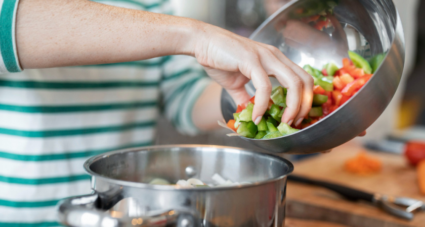 Теряют вкус и пользу из-за этой ошибки: россиянам раскрыли, как правильно варить овощи на новогодние салаты