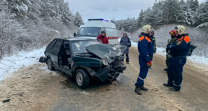 Газовоз столкнулся с легковушкой на трассе в Камешковском районе