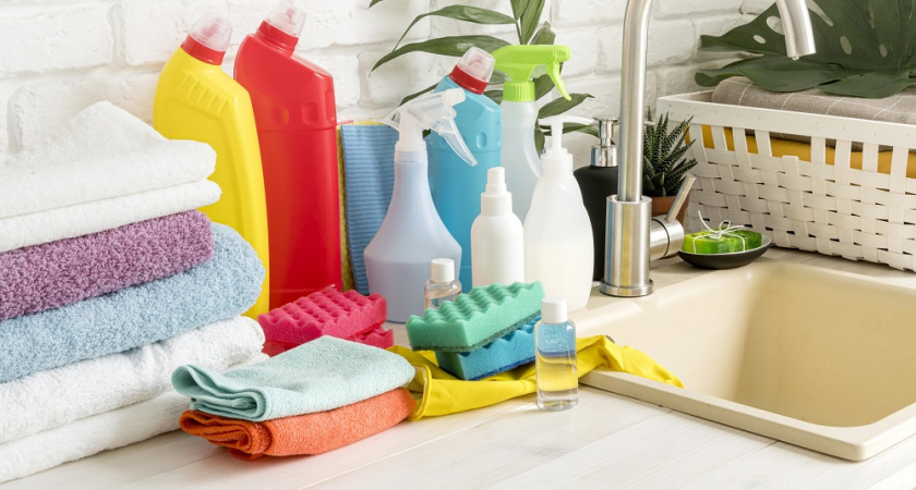 Какие чистящие средства нельзя смешивать: шпаргалка для хозяюшек